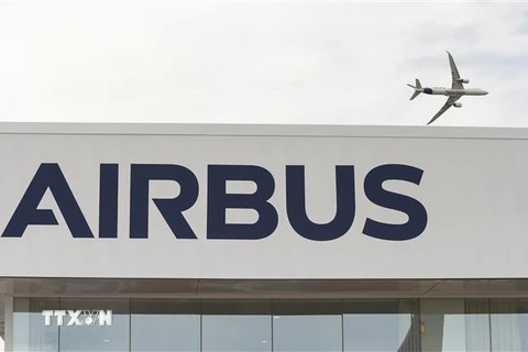 Máy bay của Airbus bay trình diễn tại triển lãm hàng không Paris ở sân bay Le Bourget, Pháp. (Ảnh: AFP/TTXVN)