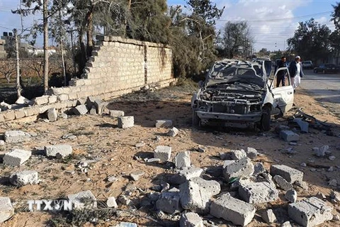 Cảnh đổ nát sau một vụ nã pháo vào một khu dân cư ở Tajura, cách thủ đô Tripoli, Libya, khoảng 14km. (Ảnh: AFP/TTXVN)