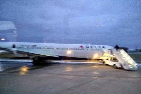 Chiếc máy bay của Delta Air Lines bị trượt khỏi đường băng. (Nguồn: Bloomberg)