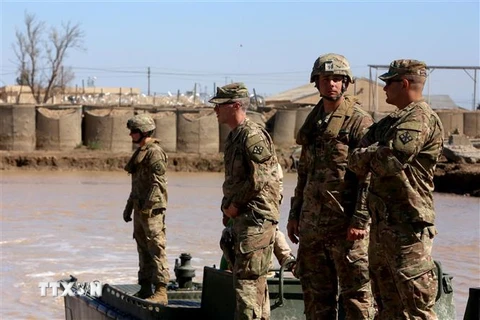 Binh sỹ Mỹ tham gia sứ mệnh huấn luyện cho binh sỹ Iraq tại doanh trại Taji, phía Bắc thủ đô Baghdad, Iraq. (Ảnh: AFP/TTXVN)