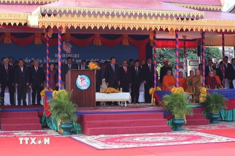 Thủ tướng Vương quốc Campuchia Samdech Akka Moha Sena Padei Techo Hun Sen và các đại biểu tại lễ kỷ niệm. (Ảnh: Nguyễn Vũ Hùng/TTXVN)