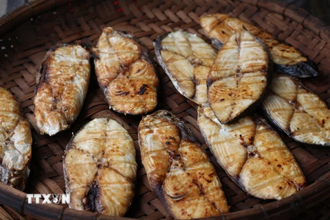 Sản phẩm cá thu nướng của người dân Sầm Sơn. (Ảnh: Khiếu Tư/TTXVN)