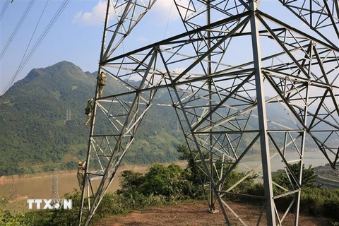 Công nhân Công ty Truyền tải Điện 1 bảo dưỡng đường dây 500kV Lai Châu-Sơn La. (Ảnh: Ngọc Hà/TTXVN)