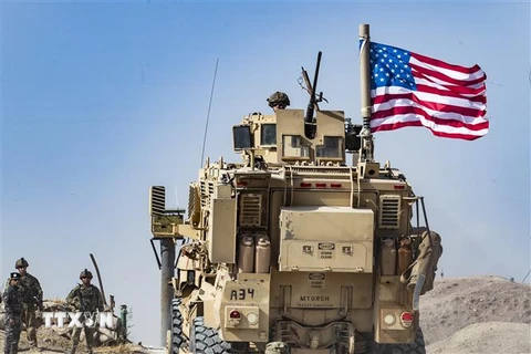 Binh sỹ Mỹ tại một căn cứ của liên quân ở ngoại ô thị trấn Ras al-Ain, tỉnh Hasakeh, Syria. (Ảnh: AFP/TTXVN)