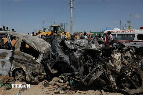 Hiện trường một vụ đánh bom tại Mogadishu, Somalia. (Ảnh: THX/TTXVN)