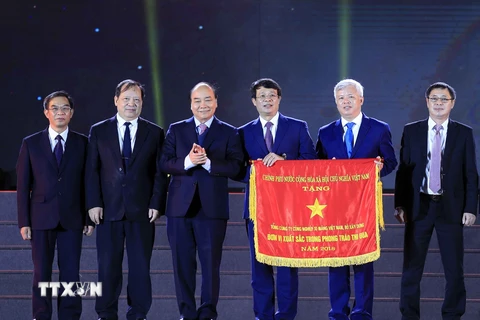 Thủ tướng Nguyễn Xuân Phúc trao tặng cờ Thi đua của Chính phủ cho Tổng Công ty ximăng Việt Nam. (Ảnh: Thống Nhất/TTXVN)