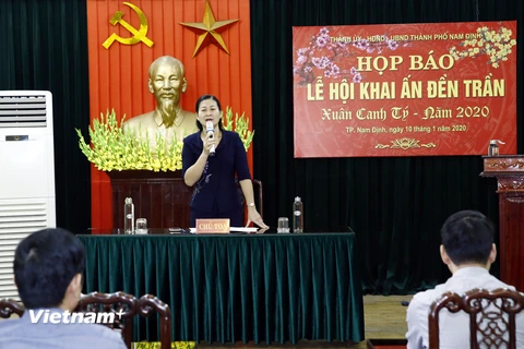 Bà Phạm Thị Oanh, Phó Chủ tịch Thường trực UBND thành phố Nam Định, thông tin về công tác tổ chức lễ Khai ấn đền Trần năm 2020. (Ảnh: Vũ Văn Đạt/Vietnam+)