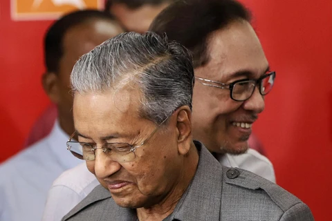 Thủ tướng Mahathir Mohamad (trái) và Chủ tịch đảng Công lý Nhân dân Anwar Ibrahim. (Nguồn: Malay Mail)