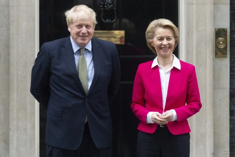 Thủ tướng Anh Boris Johnson (trái) và Chủ tịch EC Ursula von der Leyen (phải) tại cuộc gặp ở London ngày 8/1. (Ảnh: THX/TTXVN)