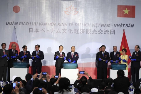 Thủ tướng Nguyễn Xuân Phúc, ông Nikai Toshihiro, Tổng thư ký đảng Dân chủ Tự do Nhật Bản và các đại biểu trồng hoa sen Oga. (Ảnh: Thống Nhất/TTXVN)