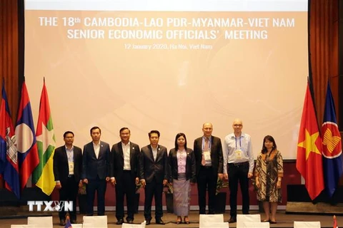 Trưởng đoàn SEOM Hợp tác kinh tế CLMV và GIZ chụp ảnh lưu niệm tại cuộc họp. (Ảnh: Trần Việt/TTXVN)
