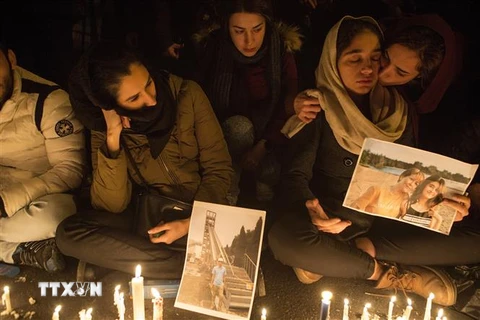 Tưởng niệm các nạn nhân trong vụ máy bay rơi tại Tehran, Iran. (Ảnh: THX/TTXVN)