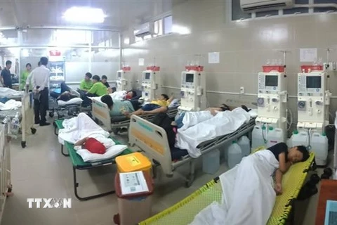 Học sinh nghi ngộ độc thực phẩm được cấp cứu tại Bệnh viện Quận 11 Thành phố Hồ Chí Minh. (Ảnh: TTXVN phát)