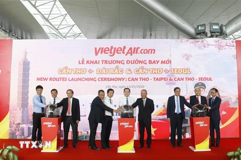 Chủ tịch Ủy ban Trung ương MTTQ Việt Nam Trần Thanh Mẫn cùng các đại biểu thực hiện nghi thức khai trương 2 đường bay mới. (Ảnh: Thanh Liêm/TTXVN)