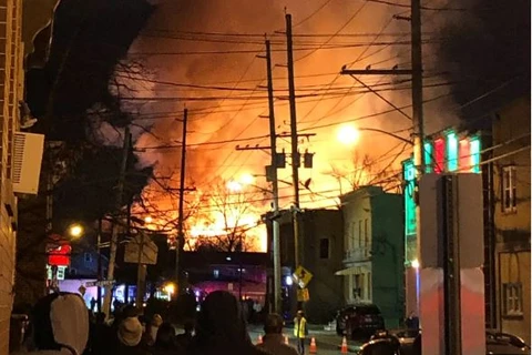 Vụ hỏa hoạn khiến một số tòa nhà ở quận Bound Brook, bang New Jersey chìm trong biển lửa. (Nguồn: usatoday.com)