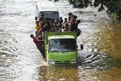 Cảnh ngập lụt tại Jakarta, Indonesia. (Ảnh: THX/TTXVN)