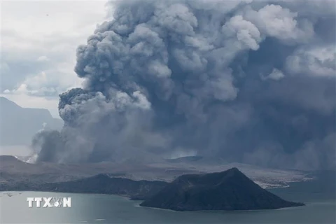 Núi lửa Taal ở Tagaytay, Philippines phun tro bụi ngày 13/1. (Ảnh: THX/TTXVN)