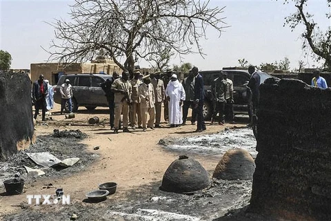 Hiện trường một vụ tấn công tại làng Ogassogou, gần Mopti, Mali. (Ảnh: AFP/TTXVN)