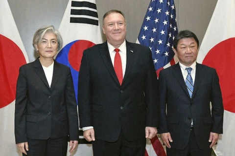 (Từ trái sang) Ngoại trưởng Hàn Quốc Kang Kyung Wha, Ngoại trưởng Mỹ Mike Pompeo và Ngoại trưởng Nhật Bản Toshimitsu Motegi. (Nguồn: Kyodo)