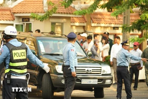 Xe chở Kem Sokha và các luật sư bào chữa có mặt tại Tòa án thành phố Phnom Penh. (Ảnh: Nguyễn Vũ Hùng/TTXVN)