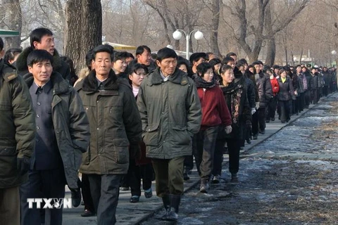 Công nhân Triều Tiên làm việc tại một nhà máy ở thị trấn Sinuiju, Đông Bắc Triều Tiên gần biên giới với Trung Quốc. (Ảnh: AFP/TTXVN)