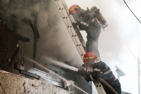 Lực lượng cứu hỏa cố gắng dập lửa. (Nguồn: universul.net)