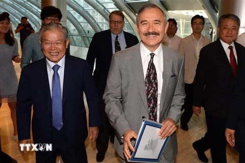 Đại sứ Mỹ tại Hàn Quốc Harry Harris (giữa) tới dự cuộc họp với các giám đốc điều hành 30 doanh nghiệp hàng đầu địa phương ở Seoul. (Ảnh: THX/TTXVN)