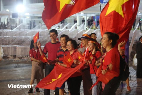 Cổ động viên đến sân cổ vũ U23 Việt Nam. (Ảnh: Nguyên An/Vietnam+)