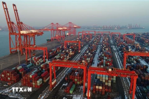 Vận chuyển hàng hóa tại cảng Tangshan, tỉnh Hà Bắc, Trung Quốc. (Ảnh: THX/TTXVN)