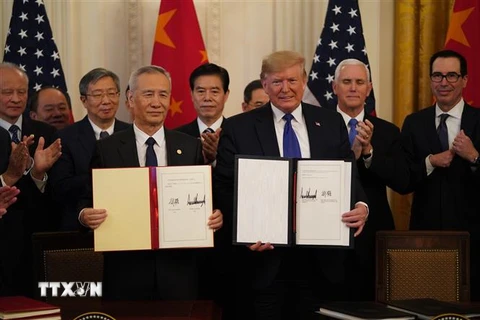 Tổng thống Mỹ Donald Trump (phải, phía trước) và Phó Thủ tướng Trung Quốc Lưu Hạc (trái, phía trước) tại lễ ký thỏa thuận thương mại giai đoạn một ở Washington DC., ngày 15/1/. (Ảnh: THX/TTXVN)