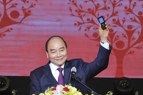 Thủ tướng Nguyễn Xuân Phúc nhắn tin ủng hộ Tết vì người nghèo và nạn nhân chất độc da cam. (Ảnh: Thống Nhất/TTXVN)
