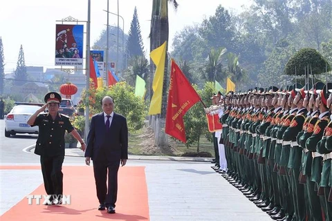 Thủ tướng Nguyễn Xuân Phúc với các cán bộ, sỹ quan của Trường Sỹ quan Lục quân 2. (Ảnh: Thống Nhất/TTXVN)