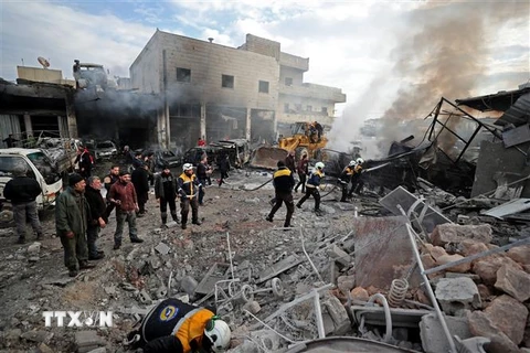 Hiện trường đổ nát sau một vụ không kích tại Idlib, Syria, ngày 15/1. (Ảnh: AFP/TTXVN)