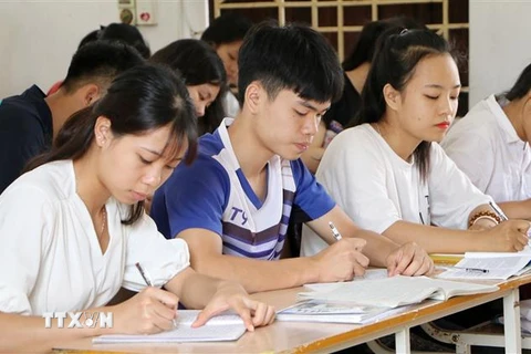 Học sinh trường THPT Tử Đà, huyện Phù Ninh, tỉnh Phú Thọ, trong giờ ôn tập trên lớp. (Ảnh: Trung Kiên/TTXVN)