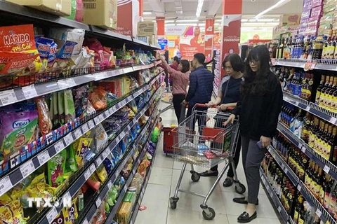 Khách hàng mua sắm tại Hệ thống siêu thị Vinmart, thành phố Hưng Yên. (Ảnh: Phạm Kiên/TTXVN)