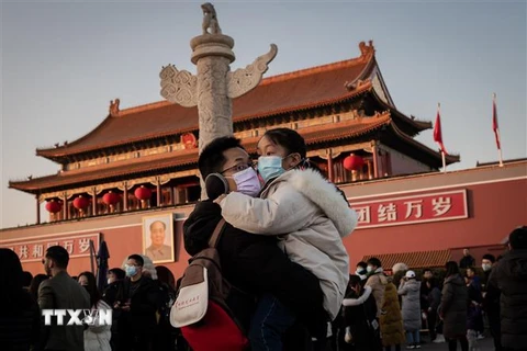 Khách thăm quan tại quảng trường Thiên An Môn ở Bắc Kinh, Trung Quốc đeo khẩu trang đề phòng virus corona mới. (Ảnh: AFP/TTXVN