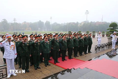 Đoàn đại biểu Quân uỷ Trung ương và Bộ Quốc phòng đặt vòng hoa và vào Lăng viếng Chủ tịch Hồ Chí Minh. (Ảnh: Dương Giang/TTXVN)