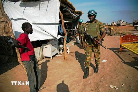 Lực lượng gìn giữ hòa bình Liên hợp quốc tuần tra tại thị trấn Abyei, Sudan. (Ảnh: AFP/TTXVN)