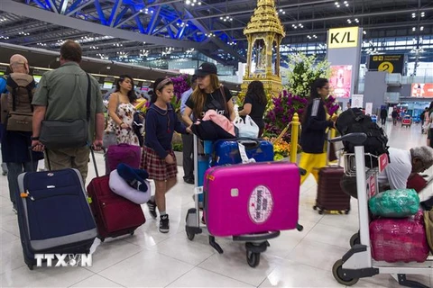 Khách du lịch tại sân bay Suvarnabhumi ở Bangkok, Thái Lan. (Ảnh: AFP/TTXVN)