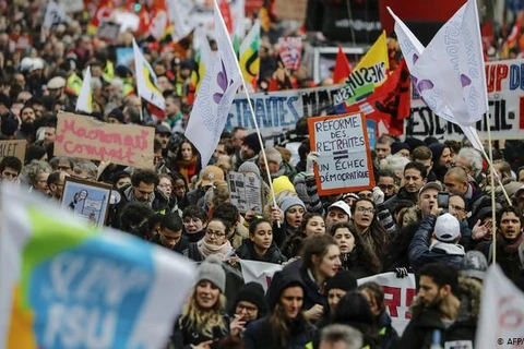 Hàng nghìn người lại đổ ra đường ở thủ đô Paris, Pháp để phản đối kế hoạch cải cách lương hưu. (Nguồn: AFP)