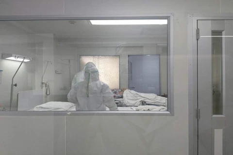 Bệnh nhân nhiễm virus corona được điều trị cách ly tại bệnh viện Nakhon Pathom, Thái Lan. (Nguồn: Reuters)