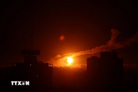 Một quả bóng cháy phát nổ trong cuộc không kích do Israel tiến hành tại Dải Gaza tối 15/1. (Ảnh: THX/TTXVN)