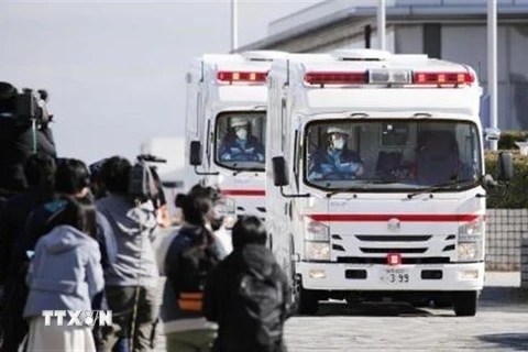 Xe cứu thương chở 206 công dân Nhật Bản rời sân bay Haneda ở thủ đô Tokyo, sau khi sơ tán khỏi Vũ Hán (Trung Quốc) ngày 29/1. (Ảnh: Kyodo/TTXVN)