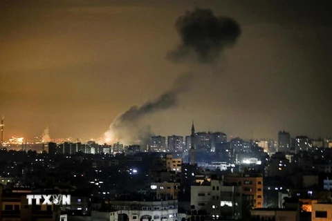Khói bốc lên sau một vụ không kích của Israel xuống thành phố Gaza. (Ảnh: AFP/TTXVN)