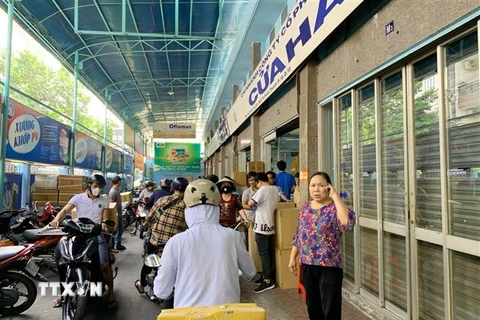 Chợ thuốc Tô Hiến Thành (quận 10) thu hút đông đảo người dân đến mua khẩu trang y tế và dung dịch rửa tay sát khuẩn. (Ảnh:Đinh Hằng/TTXVN)