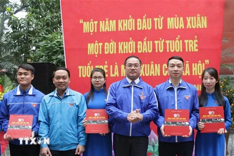 Trao tặng tuổi trẻ Thủ đô cuốn sách ảnh 90 năm Đảng Cộng sản Việt Nam do Nhà xuất bản Thông tấn biên soạn và xuất bản. (Ảnh: Linh Anh/TTXVN)