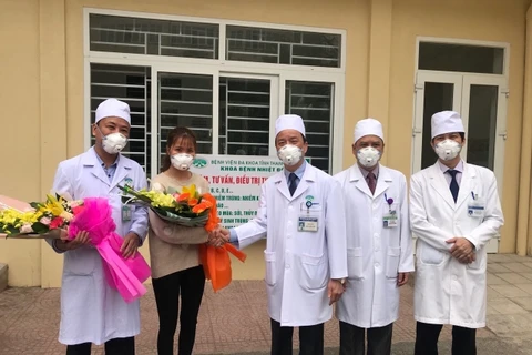 Bệnh nhân Nguyễn Thị Trang xuất viện lúc 10 giờ sáng 3/2. (Nguồn: baothanhhoa.vn)