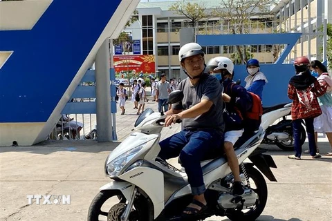 Tại An Giang, nhiều phụ huynh vội vã đón con em ra về sau khi có thông báo cho học sinh nghỉ học. (Ảnh: Thanh Sang/TTXVN)