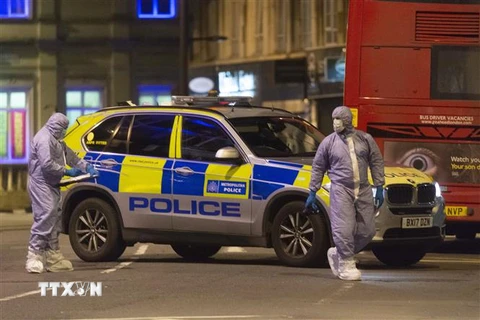 Nhân viên pháp y Anh điều tra tại hiện trường vụ tấn công mà cảnh sát tuyên bố có liên quan đến khủng bố ở phía Nam thủ đô London. (Ảnh: THX/TTXVN)