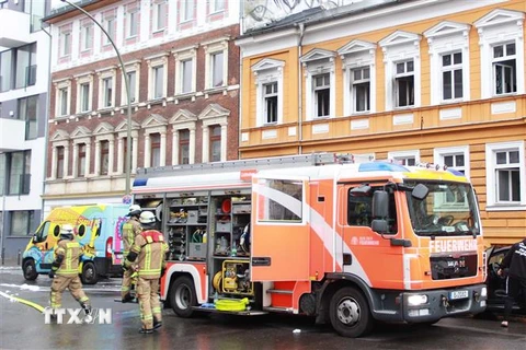 Lính cứu hỏa triển khai dập tắt đám cháy trên phố Einbecker thuộc quận Lichtenberg ở Berlin. (Ảnh: Anh Đức/TTXVN)